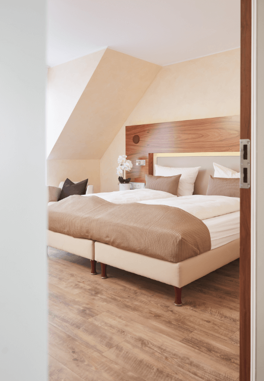 Sicht auf das Bett im Doppelzimmer Superior Klüt Hotel Hameln