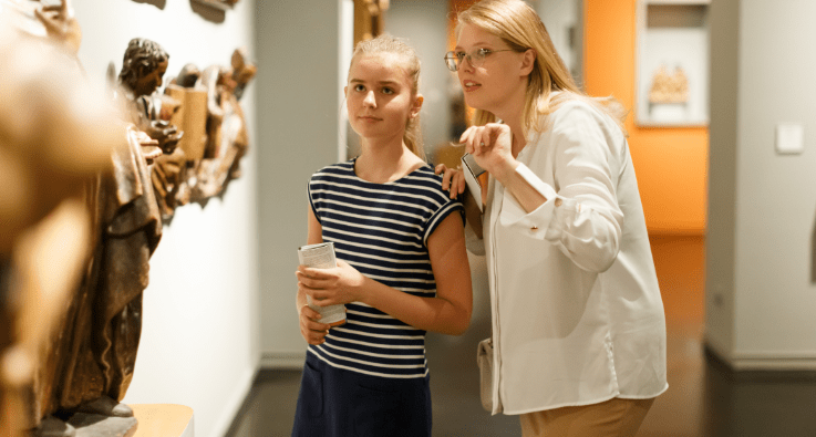 Frau und Kind im Wesersagenmuseum