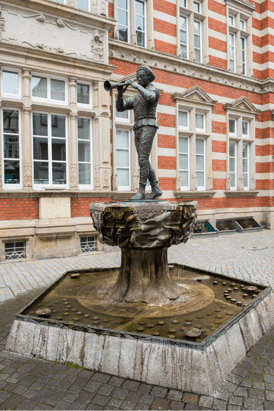 Pied Piper statue in the old town of Hamelin
