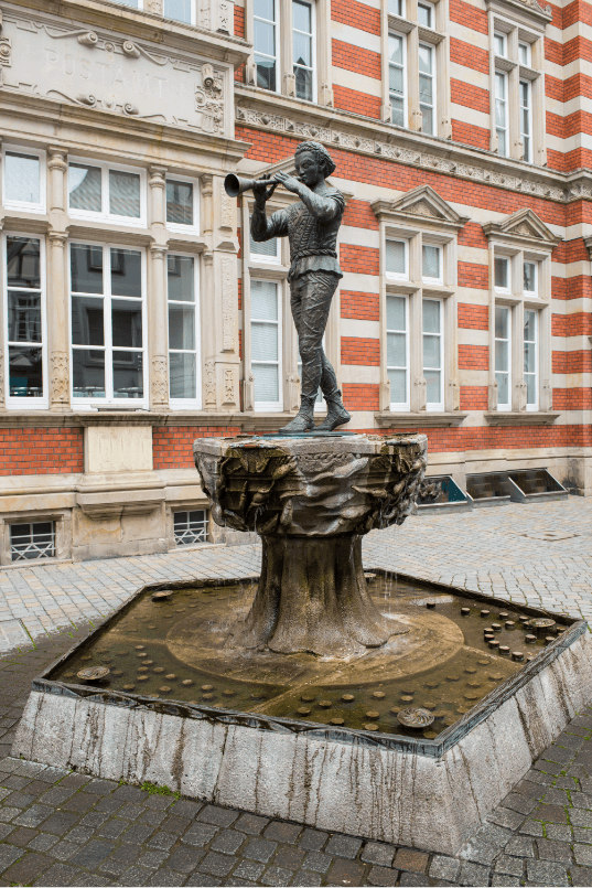 pied piper statue in the old town of Hamelin