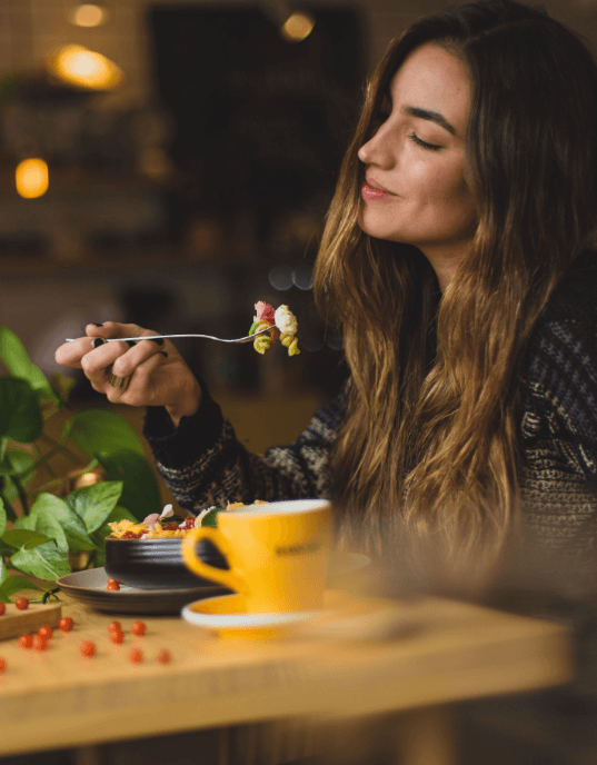 Women enjoying food at Monopol Hameln